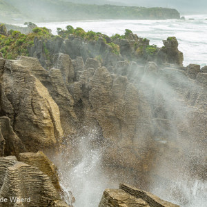 2018-12-05 - Package rocks en onstuimige zee<br/>Pancake Rocks - Punakaiki - Nieuw-Zeeland<br/>Canon EOS 5D Mark III - 42 mm - f/8.0, 0.01 sec, ISO 400