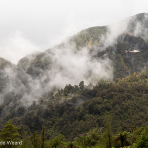 2018-12-05 - Vanaf 8 uur vliegen er vele helicopters voor een tour over of na<br/>Glacier Valley Walk - Franz Josef Glacier - Nieuw-Zeeland<br/>Canon EOS 5D Mark III - 70 mm - f/8.0, 1/200 sec, ISO 200