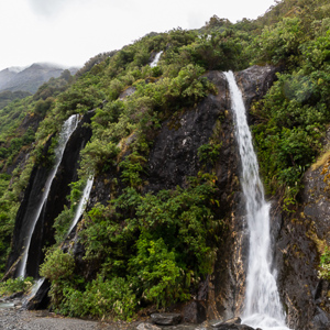 2018-12-05 - Watervallen op weg naar de gletsjer<br/>Glacier Valley Walk - Franz Josef Glacier - Nieuw-Zeeland<br/>Canon EOS 5D Mark III - 24 mm - f/8.0, 1/40 sec, ISO 400