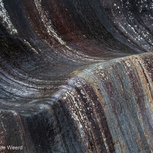 2018-12-05 - Door de gletsjer uitgesleten rots<br/>Glacier Valley Walk - Franz Josef Glacier - Nieuw-Zeeland<br/>Canon EOS 5D Mark III - 100 mm - f/5.6, 1/80 sec, ISO 400