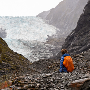 2018-12-05 - Carin voor de gletsjer, dichterbij konden we niet komen<br/>Glacier Valley Walk - Franz Josef Glacier - Nieuw-Zeeland<br/>Canon EOS 5D Mark III - 100 mm - f/8.0, 1/250 sec, ISO 400
