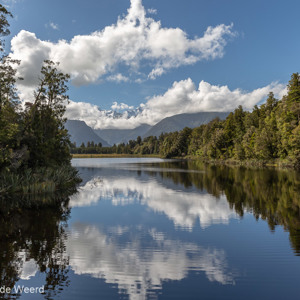 2018-12-06 - Helaas waren de benseeuwde bergen alweer in de wolken verdwenen<br/>Lake Matheson - Fox Glacier - Nieuw-Zeeland<br/>Canon EOS 5D Mark III - 24 mm - f/11.0, 1/200 sec, ISO 200