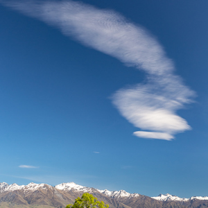 2018-12-07 - Mooie wolk boven het boompje in het meer<br/>That Wanaka Tree (Lake Wanaka) - Wanaka - Nieuw-Zeeland<br/>Canon EOS 5D Mark III - 50 mm - f/11.0, 0.01 sec, ISO 200