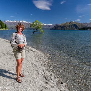 2018-12-07 - Carin was er ook :-)<br/>That Wanaka Tree (Lake Wanaka) - Wanaka - Nieuw-Zeeland<br/>Canon EOS 5D Mark III - 24 mm - f/11.0, 0.01 sec, ISO 200