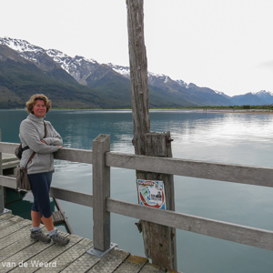 2018-12-07 - Carin op de steiger<br/>Glenorchy Warf - Glenorchy - Nieuw-Zeeland<br/>Canon PowerShot SX60 HS - 3.8 mm - f/4.0, 1/125 sec, ISO 100