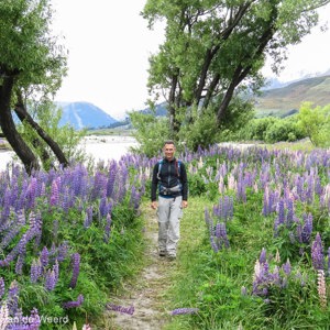 2018-12-07 - Wouter tussen de lupines<br/>Glenorchy Walkway - Glenorchy - Nieuw-Zeeland<br/>Canon PowerShot SX60 HS - 7.5 mm - f/4.0, 1/40 sec, ISO 100