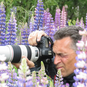 2018-12-07 - Wouter tussen de lupines<br/>Glenorchy Walkway - Glenorchy - Nieuw-Zeeland<br/>Canon PowerShot SX60 HS - 84.7 mm - f/8.0, 1/250 sec, ISO 1600