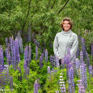 2018-12-08 - Carin tussen de lupines<br/>Glenorchy Walkway - Glenorchy - Nieuw-Zeeland<br/>Canon EOS 5D Mark III - 70 mm - f/8.0, 1/40 sec, ISO 200