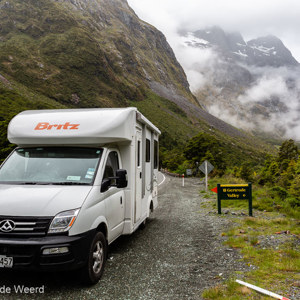 2018-12-09 - Onze camper tijdens een korte stop voor het uitzicht<br/>Onderweg - Gertrude Valley - Te Anau - Milford Sound - Nieuw-Zeeland<br/>Canon EOS 5D Mark III - 24 mm - f/11.0, 0.01 sec, ISO 400