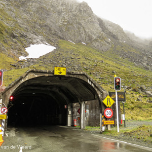 2018-12-09 - De tunnel, met stoplichten voor het éénrichtingverkeer er door<br/>HJomer tunnel - Te Anau - Milford Sound - Nieuw-Zeeland<br/>Canon PowerShot SX60 HS - 6.3 mm - f/4.0, 1/80 sec, ISO 100