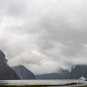 2018-12-09 - Uitzicht over de fjoreden op een bewolkte dag<br/>Milford Sound fjord - Milford Sound - Nieuw-Zeeland<br/>Canon EOS 5D Mark III - 70 mm - f/8.0, 1/200 sec, ISO 400