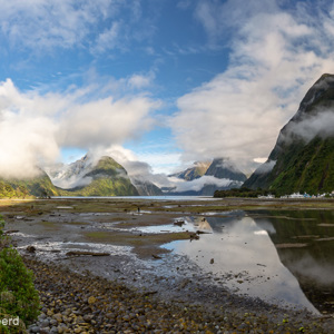 2018-12-10 - Het water staat laag, dus helaas geen mooie spiegeling<br/>Milford Sound fjord - Milford Sound - Nieuw-Zeeland<br/>Canon EOS 5D Mark III - 24 mm - f/11.0, 1/15 sec, ISO 200