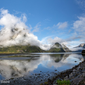 2018-12-10 - Fjorden met laaghangende wolken<br/>Milford Sound fjord - Milford Sound - Nieuw-Zeeland<br/>Canon EOS 5D Mark III - 24 mm - f/11.0, 1/125 sec, ISO 200