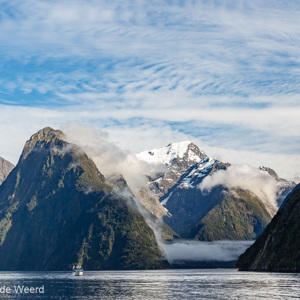 2018-12-10 - De boot geeft mooi de grootte van de bergen aan<br/>Milford Sound fjord - Milford Sound - Nieuw-Zeeland<br/>Canon EOS 5D Mark III - 56 mm - f/8.0, 1/200 sec, ISO 200