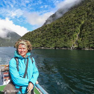 2018-12-09 - Carin op de boot in het zonnetje<br/>Milford Sound fjord - Milford Sound - Nieuw-Zeeland<br/>Canon PowerShot SX60 HS - 3.8 mm - f/4.0, 1/500 sec, ISO 100