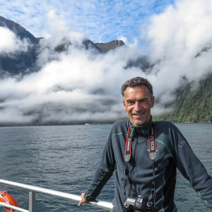 2018-12-09 - Wouter in het zonnetje op de boot<br/>Milford Sound fjord - Milford Sound - Nieuw-Zeeland<br/>Canon PowerShot SX60 HS - 3.8 mm - f/4.0, 1/640 sec, ISO 100