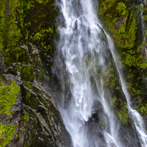 2018-12-10 - Stirling Falls - zeer indrukwekkend<br/>Milford Sound fjord - Milford Sound - Nieuw-Zeeland<br/>Canon EOS 5D Mark III - 35 mm - f/8.0, 1/125 sec, ISO 400