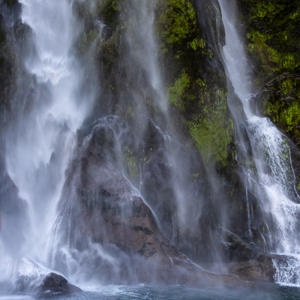 2018-12-10 - Stirling Falls - bijzonder met die uitwaaiende witte lijnen in h<br/>Milford Sound fjord - Milford Sound - Nieuw-Zeeland<br/>Canon EOS 5D Mark III - 35 mm - f/8.0, 0.01 sec, ISO 400