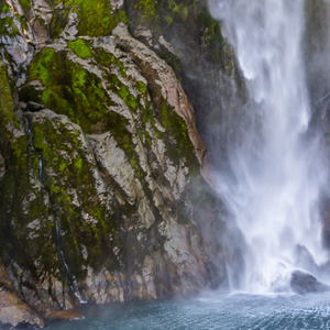 2018-12-10 - Stirling Falls - bijzonder met die uitwaaiende witte lijnen in h<br/>Milford Sound fjord - Milford Sound - Nieuw-Zeeland<br/>Canon EOS 5D Mark III - 35 mm - f/8.0, 0.02 sec, ISO 400