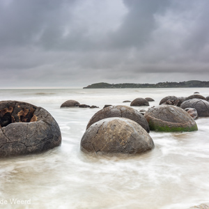 2018-12-13 - Bij ''een bal was een stuk uit<br/>Moeraki Boulders - Moeraki - Nieuw-Zeeland<br/>Canon EOS 5D Mark III - 27 mm - f/16.0, 2 sec, ISO 100