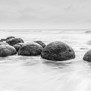 2018-12-13 - Een aantal ballen bij elkaar, in zwart-wit<br/>Moeraki Boulders - Moeraki - Nieuw-Zeeland<br/>Canon EOS 5D Mark III - 26 mm - f/16.0, 1 sec, ISO 100