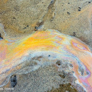 2018-12-13 - Raar gekleurde vloeistof op het zand<br/>Moeraki Boulders - Moeraki - Nieuw-Zeeland<br/>Canon EOS 5D Mark III - 27 mm - f/16.0, 0.4 sec, ISO 100