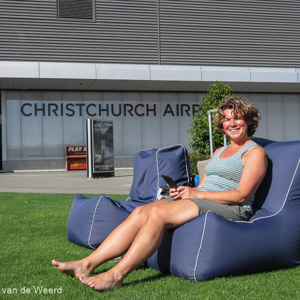 2018-12-14 - Wat een service, zitzakken op het gras bij het vliegveld!<br/>Vliegveld - Christchurch - Nieuw-Zeeland<br/>Canon PowerShot SX60 HS - 8.1 mm - f/4.5, 1/640 sec, ISO 100