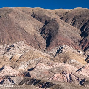 2010-07-08 - Ook hier gekleurde aardlagen<br/>NP Los Cordones - Cachi - Argentinië<br/>Canon EOS 50D - 98 mm - f/5.6, 1/250 sec, ISO 200