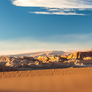 2010-07-12 - Duinrand, rotsen en een wolk<br/>Maanvallei - San Pedro de Atacama - Chili<br/>Canon EOS 50D - 50 mm - f/11.0, 1/30 sec, ISO 200