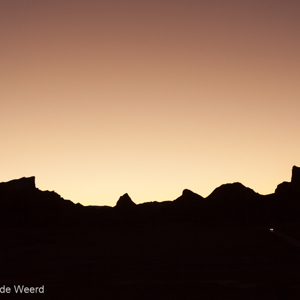 2010-07-12 - Autokoplampen in het duister<br/>Maanvallei - San Pedro de Atacama - Chili<br/>Canon EOS 50D - 35 mm - f/4.0, 1/60 sec, ISO 400