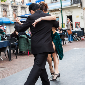2010-07-03 - Tango op straat<br/>Plaza Dorrego, San Telmo - Buenos Aires - Argentinië<br/>Canon EOS 50D - 24 mm - f/4.0, 1/40 sec, ISO 800