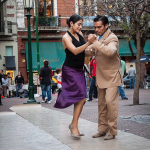 2010-07-03 - Een tweede tango-paar op straat<br/>Plaza Dorrego, San Telmo - Buenos Aires - Argentinië<br/>Canon EOS 50D - 32 mm - f/4.0, 1/40 sec, ISO 800
