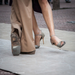 2010-07-03 - Snel voetenwerk<br/>Plaza Dorrego, San Telmo - Buenos Aires - Argentinië<br/>Canon EOS 50D - 105 mm - f/4.0, 0.02 sec, ISO 1600