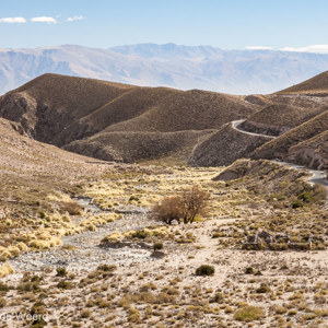 2010-07-05 - Vrij kaal landschap<br/>Onderweg - Amaicha del Valle - Argentinië<br/>Canon EOS 50D - 65 mm - f/8.0, 1/160 sec, ISO 200