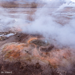 2010-07-14 - Carin bij een kleurige geiser<br/>El Tatio Geisers - San Pedro de Atacama - Chili<br/>Canon EOS 50D - 11 mm - f/8.0, 0.02 sec, ISO 200