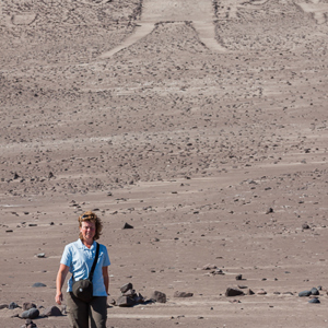 2010-07-17 - Carin voor een enorme geoglyph<br/>El Gigante de Atacama - Huara - Chili<br/>Canon EOS 50D - 98 mm - f/8.0, 1/250 sec, ISO 200