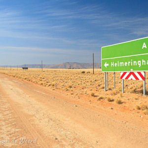 2007-08-09 - Kaal, droog en verlaten<br/>Onderweg - Aus - Helmeringhausen - Namibie<br/>Canon EOS 30D - 17 mm - f/11.0, 1/200 sec, ISO 200