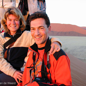 2007-08-11 - Samen boven op Duin 45 bij zonsopkomst<br/>Sossusvlei - Duin 45 - Sesriem - Namibie<br/>Canon PowerShot S2 IS - 6 mm - f/3.5, 1/60 sec, ISO 50