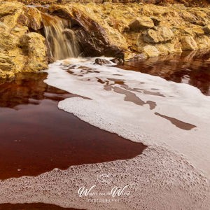 2023-05-03 - Schuimbelletjes op het rode water<br/>Rio Tinto - Berrocal - Spanje<br/>Canon EOS R5 - 35 mm - f/22.0, 0.1 sec, ISO 100