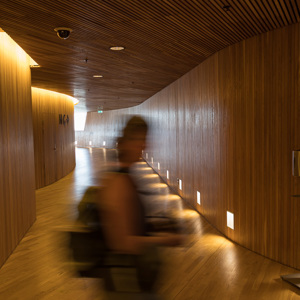 2022-07-11 - Schimmen in de gang<br/>Operagebouw - Oslo - Noorwegen<br/>Canon EOS R5 - 31 mm - f/8.0, 1/8 sec, ISO 800