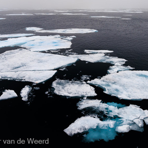 2022-07-16 - Het pakijs bestaat uit dunne, platte ijsschotsen<br/>Pakijs grens op 81,39° NB - Spitsbergen<br/>Canon EOS R5 - 24 mm - f/11.0, 1/80 sec, ISO 400