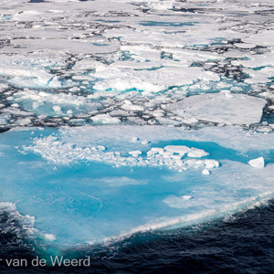 2022-07-16 - Mooie blauwe ijsplaten<br/>Pakijs grens op 81,39° NB - Spitsbergen<br/>Canon EOS R5 - 70 mm - f/8.0, 1/800 sec, ISO 200