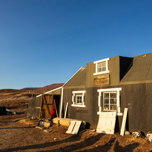 2023-09-18 - Hoelsbu is een grote hut met 2 verdiepingen<br/>Hoelsbu (hut) - Groenland<br/>Canon EOS R6m2 - 21 mm - f/11.0, 1/640 sec, ISO 400