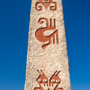 2010-07-19 - Toeristische marker voor de geoglyphen<br/>Onderweg - Tussen Arica en Putre - Chili<br/>Canon EOS 50D - 32 mm - f/11.0, 1/200 sec, ISO 200