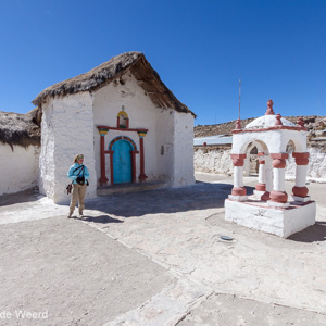 2010-07-21 - Carin voor het kleine kerkje<br/>NP Lauca - Parinacota - Chili<br/>Canon EOS 50D - 10 mm - f/11.0, 1/320 sec, ISO 200