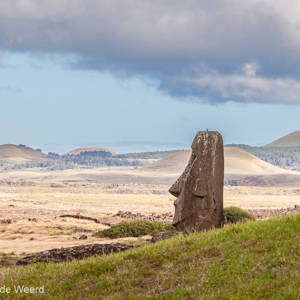 2010-07-24 - Maoi kijkt uit over de omgeving<br/>Rano Raraku - Chili - Paaseiland<br/>Canon EOS 50D - 105 mm - f/11.0, 0.01 sec, ISO 200