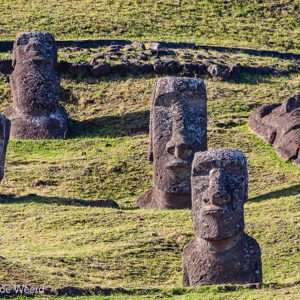 2010-07-28 - Onwerkelijk aanblik<br/>Rano Raraku - Chili - Paaseiland<br/>Canon EOS 50D - 400 mm - f/8.0, 1/250 sec, ISO 200