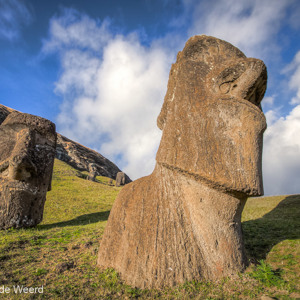 2010-07-28 - Schots en scheef<br/>Rano Raraku - Chili - Paaseiland<br/>Canon EOS 50D - 10 mm - f/8.0, 1/640 sec, ISO 200
