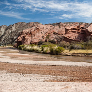2010-07-06 - Brede rivierbedding, maar weinig water<br/>Quebrada de Cafayate - Cafayate - Argentinië<br/>Canon EOS 50D - 24 mm - f/11.0, 1/60 sec, ISO 200