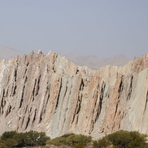 2010-07-07 - Bijzondere vertikale lagen in de rotsen<br/>Valles Calchaquies - Cafayate - Molinos - Argentinië<br/>Canon EOS 50D - 105 mm - f/8.0, 1/500 sec, ISO 200